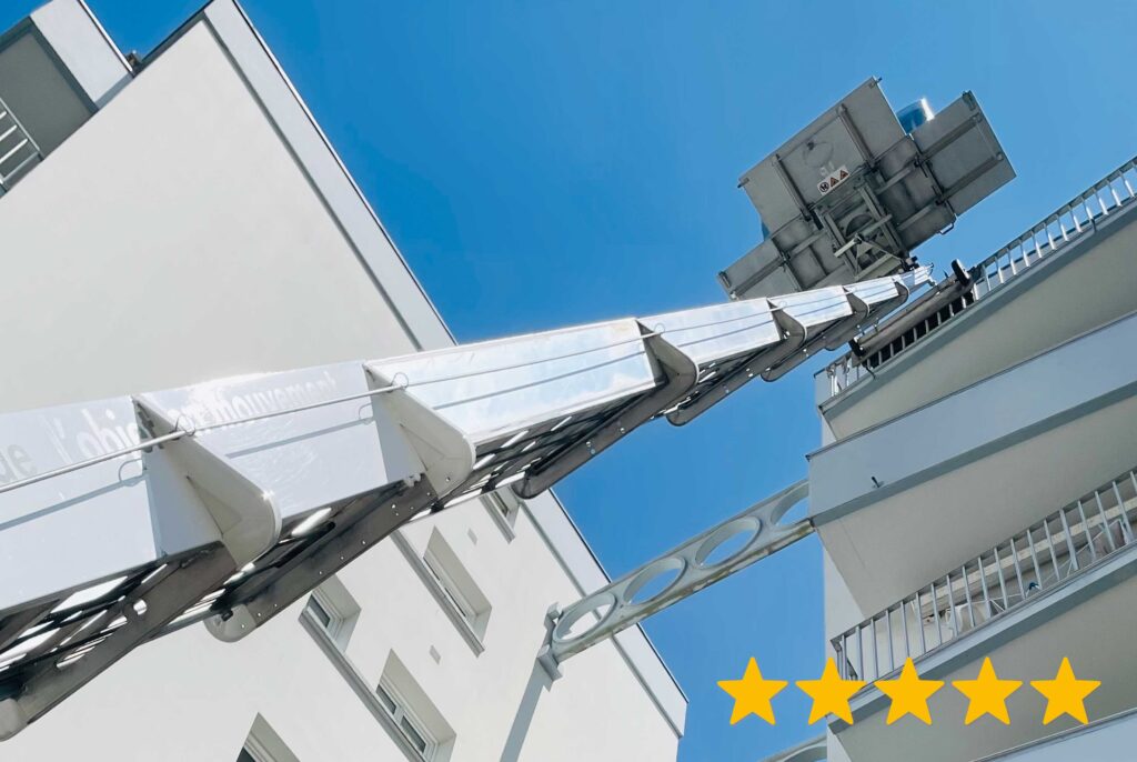 Monte-meubles des déménagements Trémoureux avec nacelle en action